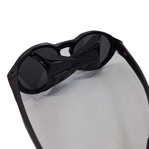 عینک اوکلی مدل Clifden کد Oo9440