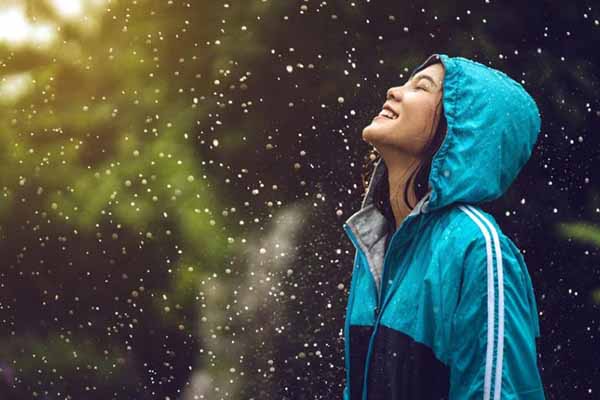 کوهنوردی در هوای بارانی